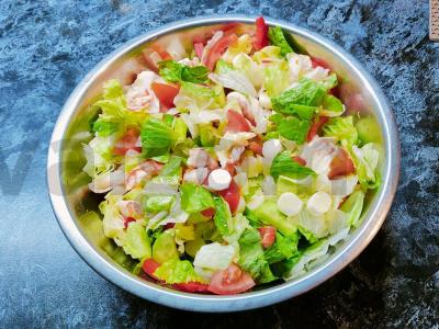 Salotas su langustinomis ir mocarelos sūriu pagrindine nuotrauka