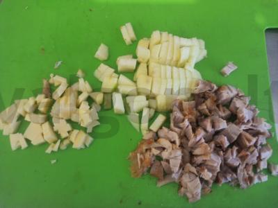 Salotas su rūkytomis vištienos krūtinėlėmis, vyšniniais pomidorais ir šviežiu obuoliu Žingsnis 1