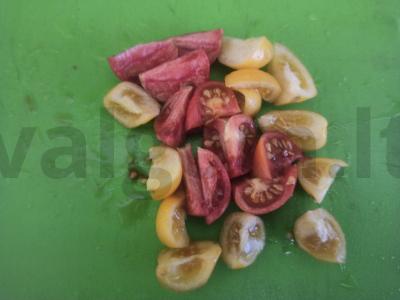 Salotas su rūkytomis vištienos krūtinėlėmis, vyšniniais pomidorais ir šviežiu obuoliu Žingsnis 2