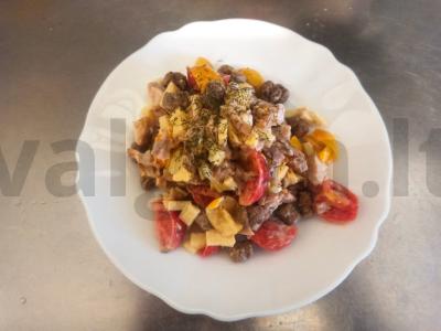 Salotas su rūkytomis vištienos krūtinėlėmis, vyšniniais pomidorais ir šviežiu obuoliu pagrindine nuotrauka