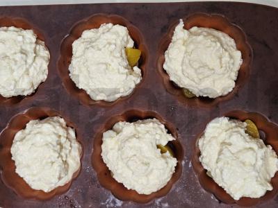 Varškės keksiukai su konservuotais persikais Žingsnis 4