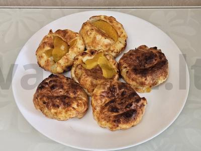 Varškės keksiukai su konservuotais persikais pagrindine nuotrauka