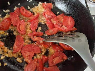 Kiaušinienė su pomidorais ir svogūnais Žingsnis 3