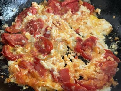 Kiaušinienė su pomidorais ir svogūnais Žingsnis 4