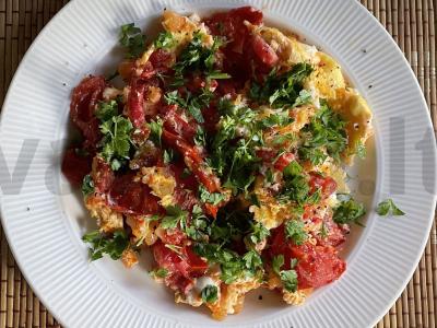 Kiaušinienė su pomidorais ir svogūnais pagrindine nuotrauka