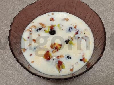 Kukurūzų košė su pienu, kokosų aliejumi, gervuogėmis ir kiviais pagrindine nuotrauka