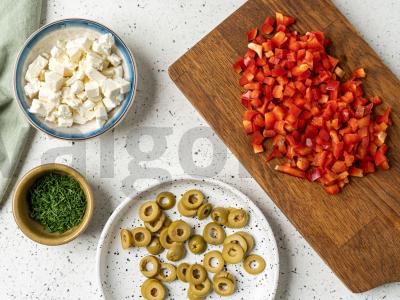 Salotas su feta sūriu, alyvuogėmis ir paprika Žingsnis 1