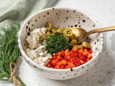 Salotas su feta sūriu, alyvuogėmis ir paprika Žingsnis 2