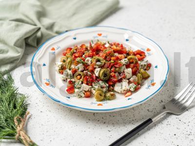 Salotas su feta sūriu, alyvuogėmis ir paprika pagrindine nuotrauka