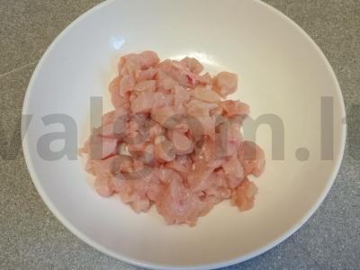 Smulkintos vištienos kotletai su voveraitėmis ir žolelėmis Žingsnis 1