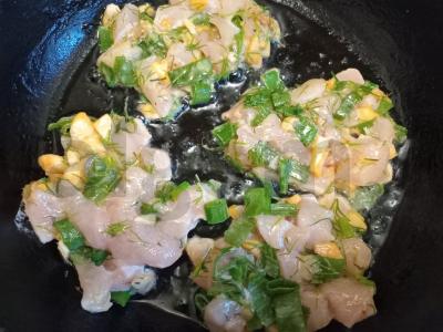 Smulkintos vištienos kotletai su voveraitėmis ir žolelėmis Žingsnis 8