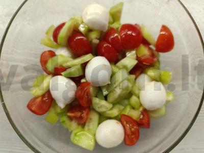 Salotas su mocarela ir vyšniniais pomidorais pagrindine nuotrauka