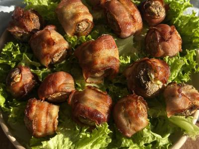 Šampinjonai su bekonu ir varškės sūriu pagrindine nuotrauka