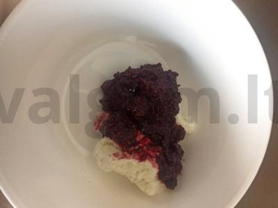 Rulonas su kukurūzų lazdelėmis, varške ir uogiene Žingsnis 1