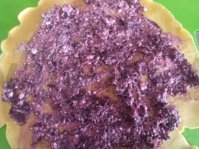 Rulonas su kukurūzų lazdelėmis, varške ir uogiene Žingsnis 2