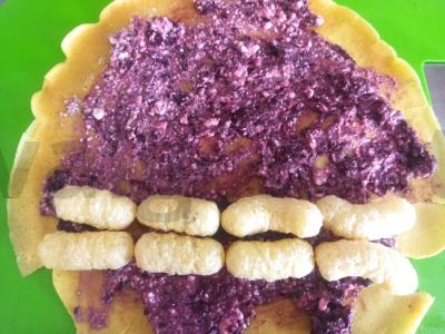 Rulonas su kukurūzų lazdelėmis, varške ir uogiene Žingsnis 3