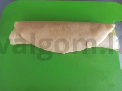 Rulonas su kukurūzų lazdelėmis, varške ir uogiene Žingsnis 4