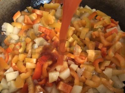 Kalakutienos kotletai, troškinti su bulvėmis ir paprika Žingsnis 8