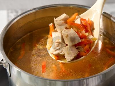 Vištienos sriuba su greitai paruošiamomis makaronais Žingsnis 4