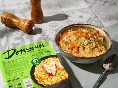 Vištienos sriuba su greitai paruošiamomis makaronais pagrindine nuotrauka