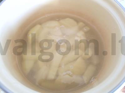 Bulvių košė su troškinta mėsa ir svogūnais Žingsnis 1