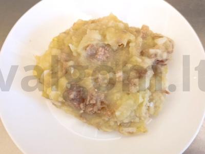 Bulvių košė su troškinta mėsa ir svogūnais pagrindine nuotrauka