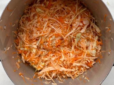 Troškinta kopūstai su kiauliena ir morkomis Žingsnis 1