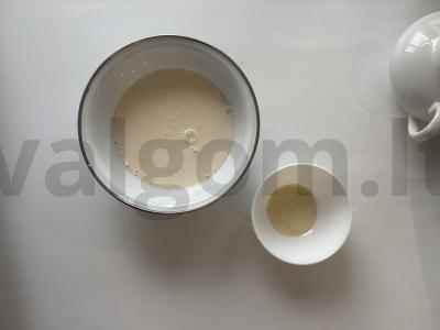 Dviejų sluoksnių uogų ir grietinėlės želė Žingsnis 1