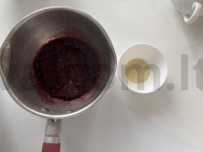 Dviejų sluoksnių uogų ir grietinėlės želė Žingsnis 3