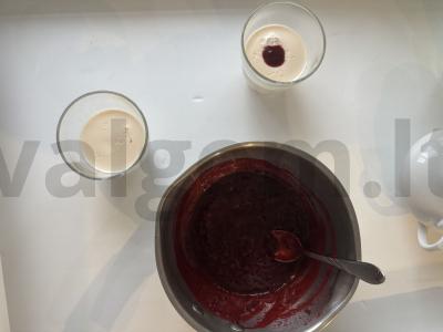 Dviejų sluoksnių uogų ir grietinėlės želė Žingsnis 4