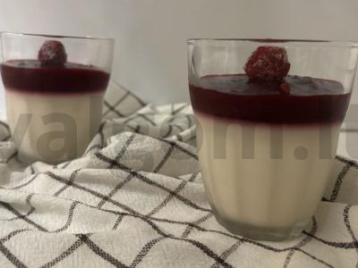 Dviejų sluoksnių uogų ir grietinėlės želė pagrindine nuotrauka