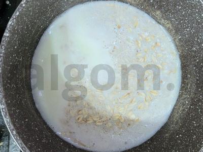 Skani avižinė košė su pienu ir slyvomis Žingsnis 1