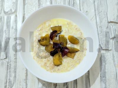 Skani avižinė košė su pienu ir slyvomis pagrindine nuotrauka