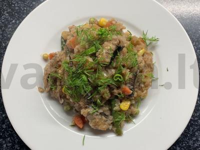 Grikių dribsniai su daržovėmis ir šprotų pagrindine nuotrauka