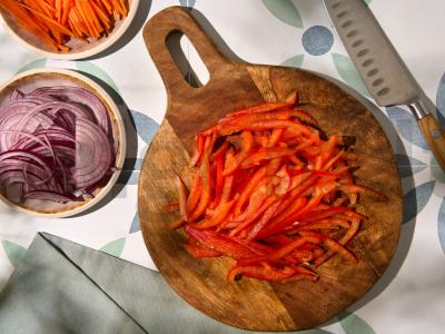 Nudegos su žemės riešutų pasta ir daržovėmis Žingsnis 1