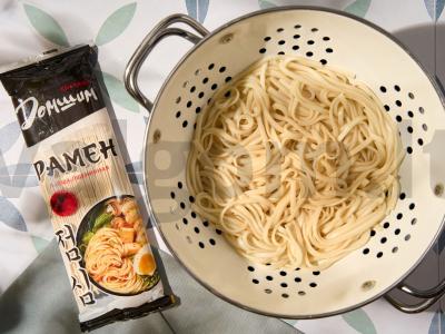 Nudegos su žemės riešutų pasta ir daržovėmis Žingsnis 3