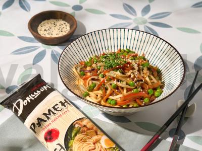 Nudegos su žemės riešutų pasta ir daržovėmis pagrindine nuotrauka