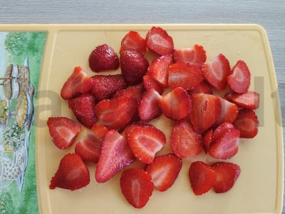 Sluoksniuotas imbierinių sausainių desertas su kiviais ir braškėmis Žingsnis 1