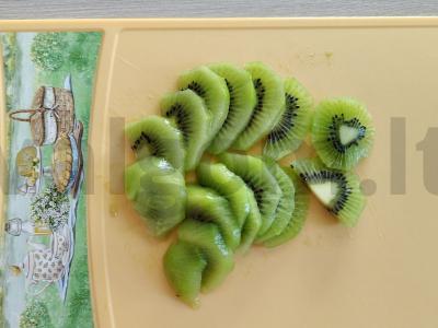 Sluoksniuotas imbierinių sausainių desertas su kiviais ir braškėmis Žingsnis 2