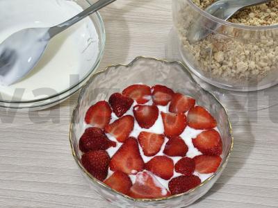 Sluoksniuotas imbierinių sausainių desertas su kiviais ir braškėmis Žingsnis 6