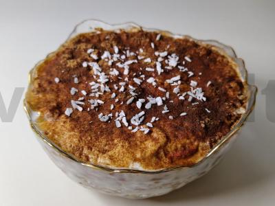 Sluoksniuotas imbierinių sausainių desertas su kiviais ir braškėmis pagrindine nuotrauka