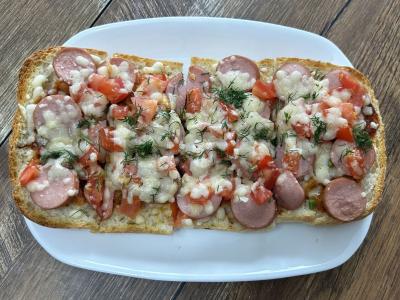 Pica ant ciabatta su dešrelėmis ir sacebeli padažu pagrindine nuotrauka