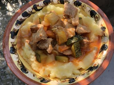 Mėsos padažas su daržovėmis pagrindine nuotrauka