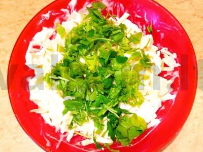 Salotas su sūriu, ananasais ir petražolėmis pagrindine nuotrauka