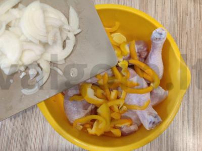 Vištienos blauzdelės su bulvėmis ir paprikomis orkaitėje Žingsnis 4