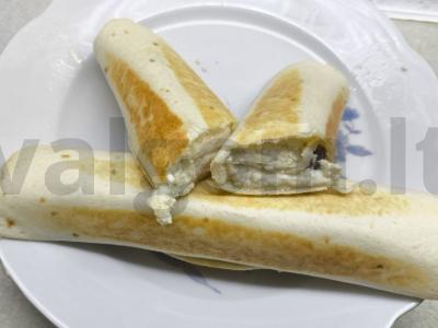 Rulėliai su varške kvietinėje tortilijoje pagrindine nuotrauka