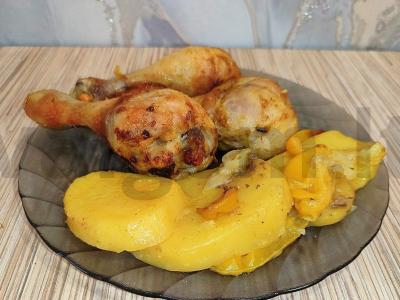 Vištienos blauzdelės su bulvėmis ir paprikomis orkaitėje pagrindine nuotrauka