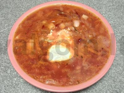 Borsčas su konservuotomis pupelėmis ir virtomis burokėliais pagrindine nuotrauka