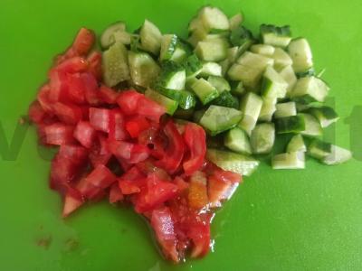 Daržovių salotas su krabų lazdelėmis ir petražolėmis Žingsnis 1