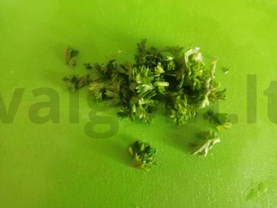 Daržovių salotas su krabų lazdelėmis ir petražolėmis Žingsnis 2